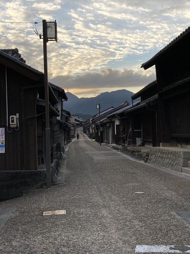 今回は、あすなろう鉄道内部駅から関までを旅しました。<br /> 松尾芭蕉が落馬した杖衝坂を越え石薬師宿に入るとまず北町の地蔵堂があります。そこに備え付けられたノートには、旅人の寄せ書きがありますが、なんと同じ日に旧東海道を通って京都まで行く人の記述がありました。旧東海道ってそれなりに人が通っていたんですね。<br /> 石薬師の一里塚跡の四つ角を曲がり田んぼの畦道も通って程なくすると庄野宿に到着。庄野宿資料館を訪ねた後、緩やかな上り勾配の道を進み亀山宿へ。関ほど街並みが整備されていないものの、それなりに古い建物が残っています。坂を下りしばらく行くと江戸時代の面影を残す野村一里塚。さらに進み鈴鹿川沿いの桜並木を通り、関西本線の踏切を越えると関宿に到着です。夕刻だったこともあり、東の追分の常夜灯には灯りが付いていました。<br /> 東の追分からは本格的な古い町並みが続き、百五銀行先の四つ角を左折して進むと今日の終点関駅に到着です。<br /> 駅前にある鈴鹿亭で名物の巻き寿司を購入。最後は、亀山駅での列車待ち合わせ時間を利用して途中下車し「備後屋」で一杯。生ビールの大ジョッキと冷酒に、お通しのサラダとおでんをいただきました。おでんには味噌とからしの両方が付いてきます。牛すじ、少し酸っぱい感じがしましたが、古くなって酸っぱくなっているのではなく、柔らかくするためにお酢か何かを使っている感じでした。あまり食べたことがない不思議な味です。メニューがないため、大将に聞いて注文しますが、大将が気さくで色々話しかけてきてくれたので居心地は良かったです。