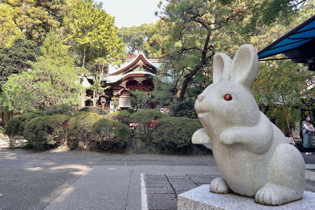 　来年の年賀状に使う干支･兎の写真素材を求めて，京都のうさぎ神社こと、京都左京区岡崎東天王町にある岡崎神社を訪問。境内には狛犬ならぬ狛兎のほか、色んなところにうさぎを見つけることができる。