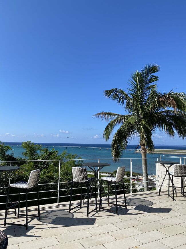 せっかくの全国旅行支援を使いたい！<br />そんな気持ちで、大好きな沖縄へ。<br />今回は二十数年ぶりに一人旅になったので、観光というより、うんと自分を甘やかす旅にしようとホテル滞在が中心です。<br /><br />サザンビーチホテル&amp;リゾートでクラブフロアを満喫したら、瀬長島温泉ホテルでは温泉と大好きなイタリアンを満喫。<br />アラフィフ、大人の女の最高の一人時間です。