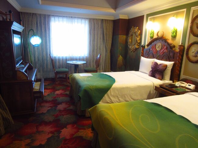 初めてディズニーランドホテルに宿泊してみました。そしてホテルからランドへ。遊び終わったらホテルに。<br />部屋は、ティンカーベル・ルームをDVC経由で予約しました。