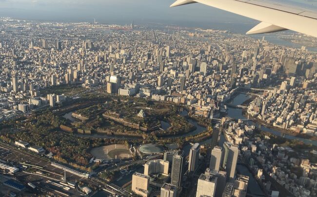 やっと激安に旅が出来るようになり<br />やたらに情報案内が<br /><br />大阪どんな感じかな<br />エッ・・・<br />楽天国内エア＋宿のツアークーポン40%引<br />さらに別に平日宿泊1泊3,000円クーポン<br />ちょい仕事も兼ねて<br />JAL往復、西成5泊でいくらかな<br />マジっ！？、16,000円！！<br />別にクーポン13,000円付くって～<br /><br />即、プチっ！！<br />半年ぶり大阪へ<br /><br />スタートの機内<br />お隣に一緒になった親子と<br />楽しかったフライト50分でした<br /><br />