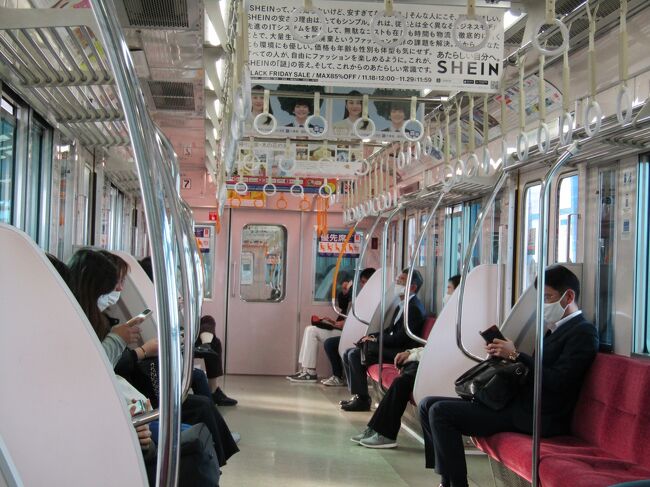 　JR相模線は単線でもあり、神奈川県ではローカル線という扱いである。しかし、電車の車内は一部がピンク塗装されており、少し洒落ている（https://dr-kimur.at.webry.info/202211/article_2.html）。<br />　一般には電車の内装にはピンク色はこのJR相模線以外にはないものと思っていた。<br />　しかし、今日乗った小田急線小田原線の各駅停車の電車は、同じく、車両の端がピンク色の塗装である。ただし、その後の帰路では2つの車両を乗り継いで江ノ島線湘南台駅で乗車したが、乗車した車両の内装にはピンク色は使われていなかった。<br />　これまでは駅のトイレでは女性用がピンク系の色で纏められており、京急新子安駅の男子トイレ（https://4travel.jp/travelogue/10895139）を除くと、それが一般的になって来ている。<br />　JR茅ヶ崎駅では乗り継ぎで30分も空いてしまったので、JR相模線の女性運転手に聞いてみた。「そうしたことは乗務員には知らされていない。」ということだ。また、「沿線に桜の名所があるので桜色であるピンク色にしているのかも知れません。」話は先頭車両の外装に及んだ。「この青い水玉模様は湘南の海を現しています。ここに桜の花びらをあしらうということも検討されたそうです。」やはり、社内ではそれなりに情報があったのだ。<br />（表紙写真は小田急線普通電車の内部）