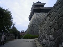 親藩松平家によって建築された松山城の天守閣までなんとか登りきる