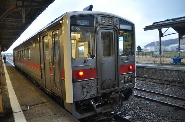 　2022年11月24日～25日に北海道へ行ってきました。<br />　当初は、もう少しゆったりとした日程で、北海道のいろいろな路線に乗ってこようと考えていましたが、急用ができて1泊2日の慌ただしい日程となりました。<br />　苫小牧駅から電車乗り継いでこの日の宿泊地　旭川へ向かいました。<br />　翌朝は上り始発列車に乗って深川駅へ、深川駅からは2023年に一部区間が廃止される留萌本線へ向かいました。