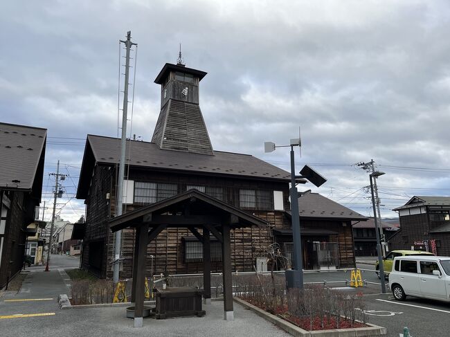 2022年11月中旬の週末に、岩手県の八幡平（はちまんたい）市と盛岡市へ一泊二日の一人旅に行って来ました。  <br /><br />年末の足音が聞こえてきそうなこの時期、今年最後の週末温泉一人旅にしようと思って選んだ場所が北東北の一角、岩手県でした。<br /><br />どうせ行くなら『秘湯』感漂う山奥の湯宿に行きたい…<br /><br />旅の1日目は東北新幹線に乗車して、盛岡駅経由で岩手山および八幡平山麓の松川温泉の旅館に直行し、晩秋から初冬に移ろう時期の寒さを身体に感じながら『これぞ乳白色の硫黄泉』と呼ぶに相応しい、源泉掛け流しの温泉を堪能しました。<br /><br />2日目は県庁所在地の盛岡市に移動して、盛岡城址と古くからの建物が今も残る趣きのある街を散策し、往きと同じ盛岡駅から東北新幹線に乗車して帰宅しました。<br /><br /> 本編は中編の盛岡市前半の旅行記です。