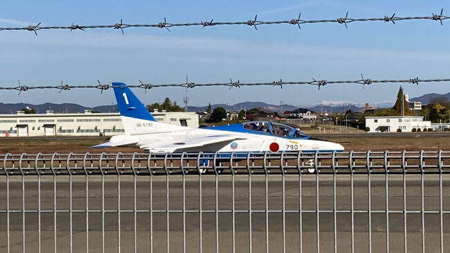 2022年11月26日、愛知県誕生150年を記念し、ブルーインパルスの展示飛行が行われました。<br /><br />25日小牧基地に到着するブルーインパルスの『お出迎え』をするために小牧基地へ向かいました。<br />しかしブルーインパルスは私の予想より早く到着、私が空港駐車場に着いた時にはもう頭上を飛んでいました…なんとかギリギリ間に合いましたが、いい年して泣きそうになりました。。。