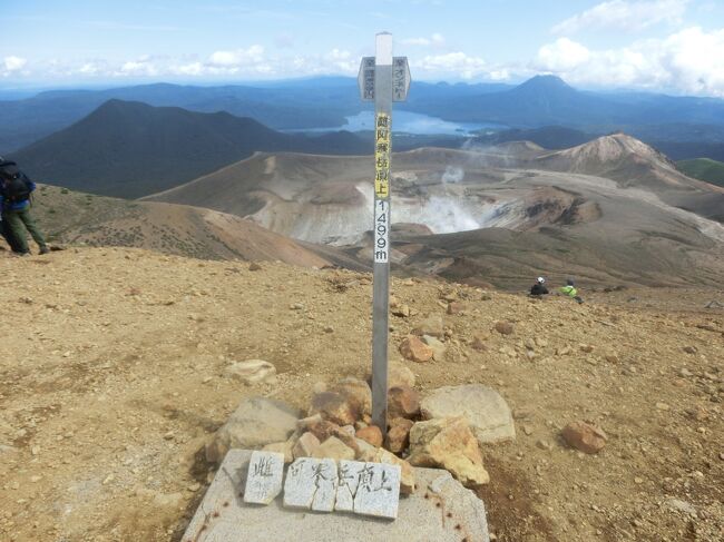 当初の計画では、この前日に雌阿寒岳に登る予定でしたが、天気予報が悪かったので知床訪問と入れ替えました。<br />これが大正解。この日は、この旅行初めてとも言える晴天でした！弟子屈の宿を早朝に出発し、野中温泉の登山口からスタート。マツの森林から森林限界へ徐々に植生が変わるの楽しみ、火山ならではの岩場/ザレ場を慎重に登り、オンネトーや緑の森林を下に見て、そして噴火口や阿寒湖、雄阿寒岳を眺めつつ山頂に到着。達成感大です！！！山頂は風が強く、やや注意が必要な状況でした。下りはオンネトーへ出るルート。阿寒富士にも登りたい気持ちもあったのだけど、ここ一ヶ月ほど脚の状態が良く無いので、残念ながら断念しました。登りルートと比べると岩場が少なく、傾斜も緩やかで、このコースを下りに選んだのは正解だったと思いました。<br /><br />□ 8/ 6 羽田→新千歳　夕張　　旭岳温泉泊<br />□ 8/ 7 大雪山旭岳、美瑛　　　旭岳温泉泊<br />□ 8/ 8 富良野、帯広　　　　　　　帯広泊<br />□ 8/ 9 池田、釧路　　　　　　　屈斜路泊<br />□ 8/10 知床　　　　　　　　　　屈斜路泊<br />■ 8/11 雌阿寒岳　　　　　　　　　網走泊<br />□ 8/12 網走、北見　　　　　　　層雲峡泊<br />□ 8/13 大雪山黒岳　　　　　　　層雲峡泊<br />□ 8/14 富良野　　　　　　　　　　千歳泊<br />□ 8/15 新千歳→羽田<br /><br />■：当ページの旅行記で記述している部分です。<br /><br />この旅行の初回からご覧になりたい方は、こちらをどうぞ<br />https://4travel.jp/travelogue/11774751<br />