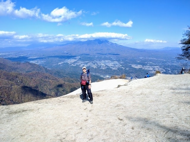 2022年11月4日、かねてから登りたかった「日向山」(ひなたやま、山梨県北杜市、1660m)に、「山頂の白砂のビーチ」と「名残の紅葉」を期待して行って来ました！<br />期待通りの素晴らしい山でした！<br />1600mを超す山の山頂に、まるで海の白浜のような場所が広々とあるのを見て、感動しました！<br />又、紅葉も、ギリギリ間に合って、山腹ではいい色に染まっていました。<br /><br />【注】「登山レポート」の詳細は、「ヤマレコ」の下記サイトをご覧くださいませ。<br />　　　---「一般公開」にしましたので、パソコン、スマホで誰でも閲覧可能です！　　　<br />　　　https://www.yamareco.com/modules/yamareco/detail-4877274.html　