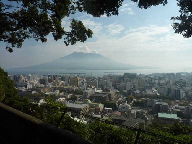 鹿児島市内行きの旅行を検討していた中、日本旅行のＪＲ・新幹線＋宿泊プランで探すと、「博多駅発限定！お得な限定列車で行く鹿児島への旅」があったのです。<br /><br />日本旅行ＪＲ・新幹線＋宿泊プランサイト：https://www.nta.co.jp/jr/<br /><br />限定列車と言うのは、新幹線つばめ（各駅停車）の事で、博多～鹿児島駅間は、１時間４８分位掛かりますが、新幹線さくらより２０分前後時間を要するだけでかなりお得になるので、個人的にはまったくＯＫでした。<br /><br />新幹線つばめ発車時間帯も選べますが、私は、往路博多駅発７時２２分、鹿児島中央駅着９時９分（つばめ３１１号）、復路鹿児島中央駅発１２時４２分、博多駅着１４時３０分（つばめ３１８号）＋ＪＲ九州ホテル鹿児島（シングル：朝食付き）２泊にしました。<br /><br />ＪＲ九州ホテル鹿児島公式サイト：https://www.jrk-hotels.co.jp/Kagoshima/<br /><br />このプランでの旅行代金は、２６，３８２円なのですが、全国旅行支援割引で１５，８３０円になり、その上地域クーポンが８，０００円分貰えたので、実質的には、７，８３０円で行けた事になります。<br /><br />ネット予約したのは１１月１５日なので、出発まで１週間を切っても全国旅行支援割引で予約出来たのです。<br /><br />今回の旅行では、鹿児島市観光ナビが便利に使えました。<br />https://www.kagoshima-yokanavi.jp/