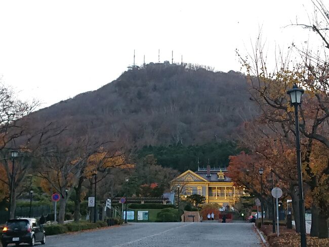 函館旅行2泊３日<br />パート2は、教会を少しまわって、<br />函館山夜景を見に、登山バスの行列に並び、<br />きれいな夜景を見て、また行列に並び駅前に戻ってきました。その後は、大人気のまわる寿司を楽しみ、夜まで遊んでへとへとでした。<br />しかし、ホテルは大浴場付きだったので、１日の疲れを癒せました。