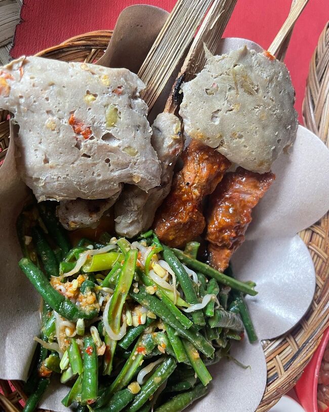 ゴアラワの近くにある「Warung Lesehan Sari Baruna」<br />現在も元気に営業中です。<br />ブルーラグーンに遊びに行った帰りに寄りました。<br /><br />サテリリッ（魚のつくね）、ぺぺスイカン（魚のつくね蒸し）、つくね入りのスープなど、魚セット以外にも、アヤム（鶏肉）料理など、以前に比べてメニュー数が増えていました。<br />魚セットも辛さが控えめになったような気がします。<br />生サンバルがついていて、ご飯が進みます。<br />安くてボリュームたっぷりで、美味しくお腹いっぱいです。<br /><br />ブルーラグーンも、たくさんのお客様がシュノーケリングを楽しんでいて、活気が戻ってきてます！<br /><br />Warung Lesehan Sari Baruna<br />0813-3952-5459<br />https://maps.app.goo.gl/fZojX9UD8kRRJsVd7?g_st=ic