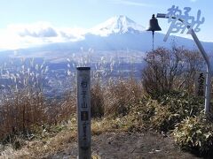 冠雪の富士山と南アルプスを望むハイキング