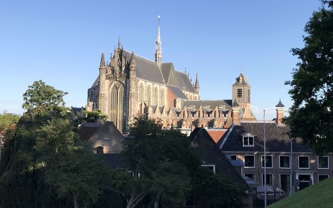 　フリシンゲンの観光後、ロッテルダムに戻るつもりが寝過ごしてしまい、ライデンに到着。そんな鈍臭いことから夕方のライデン散策が始まりました。そして翌朝、２日目の観光もライデンから（こちらは予定通り）。<br />　ライデンは16～17世紀に織物産業で繁栄を極め、当時はアムステルダムに次ぐオランダ第２の都市でした。そしてオランダ最古の大学のある、典型的な学生都市でもあります（人口12万人の街ですが、ライデン大学には34,000人の学生が在籍しています）。また、ライデンにはライン川の支流アウデ・レイン川が流れ、市街では様々な運河が分岐・合流しています。運河沿いの風景を眺めるだけでもライデンの街を十分堪能できる気がしました。<br />　<br />　旅行の日程は以下の通り：★印がこの旅行記です。<br />　6月29日(土)　10:25関空～15:05スキポール空港、ロッテルダム（ロッテルダム泊）<br />　6月30日(日)　ミデルブルグ、フリシンゲン、<br />★　　　　　　 ライデン（ロッテルダム泊）<br />★7月1日(月)　ライデン、<br />　　　　　　　ウールデン、スキーダム（ロッテルダム泊）<br />　7月2日(火)　アーネム、ナイメーヘン、スヘルトーヘンボス（ロッテルダム泊）<br />　7月3日(水)　ルーヴェン、メッヘレン（ロッテルダム泊)<br />　7月4日(木)　リール、トゥルンハウト、ヘーレンタールス（ロッテルダム泊)<br />　7月5日(金)　ブレダ、14:45スキポール空港～（機内泊）<br />　7月6日(土)　8:45関空着