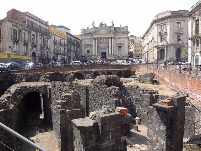 2017年9月1日から9月11日までイタリアのシチリア島を旅しました。<br /><br />古代より文明の交差点として栄えた地中海最大の島シチリア島。<br />ギリシャ・ローマ時代の遺跡や絢爛豪華な大聖堂。かすかに漂うイスラム文明の香り。<br />イタリア南部のこの島は数多の観光客を魅了して止みません。<br />そして鉄道ファンとして見逃せないのがイタリア本土からシチリア島への道のりです。<br />イタリア本土とシチリア島には橋が架けられておらず、交通手段はもっぱらフェリー。<br />なんとイタリアからの長距離列車は車両ごとフェリーに乗せられ海峡を横断するのです。<br />日本でもかつては青函連絡船や宇高連絡船が列車を乗せていましたが、今はありません。<br />これは乗りたい。ぜひ乗りたい<br />2017年9月。夏休みと有給を組み合わせ、シチリア島を訪れる機会に恵まれました。3度目のイタリア旅行です。<br /><br />実はヨーロッパにはシチリアと同じように列車ごとフェリーに乗って移動できるルートがあります。<br />デンマークの首都コペンハーゲンからドイツ北部のハンブルクに至る特急列車は、途中デンマークのロービュからドイツのプットガルテンまで車両ごとフェリーに乗せられて移動することで知られ、通称「渡り鳥コース」と呼ばれています。<br />このロマンチックな通称はヨーロッパから北極へ渡る鳥がこのコースをたどることに由来します。<br />陸地と橋を渡るルートもありますが、オーデンセ・ユトランド半島や経由するため160キロも遠回りになるため、フェリーを挟んでも最短距離となる渡り鳥コースが現在でも生き残っているのです。<br />ただし、渡り鳥コースを結ぶ海底トンネルの建設が進んでおり、2024年以降の完成が見込まれています。<br />乗るなら今のうちです。<br /><br />せっかくヨーロッパに行くのですから、南北ヨーロッパの渡り鳥コースを両方乗ってしまいましょう。<br />行ける時に行っておかないと、あとで後悔することになりますからね。<br /><br />そこで、今回は北欧のコペンハーゲンから鉄道とフェリーでヨーロッパを縦断し、イタリアの南の果てシチリア島へと向かいます。<br />そして、シチリア島ではパレルモ、モンレアーレ、アグリジェント、ラグーザ、シラクサ、カターニャ、タオルミーナを観光予定です。<br /><br />■　日程<br />2017年9月1日～2017年9月11日<br /><br />8/31　成田発<br />9/1　コペンハーゲン着　コペンハーゲン→ハンブルク<br />9/2　ハンブルク→ローマ→パレルモ<br />9/3　パレルモ着、パレルモ観光<br />9/4　パレルモ、モンレアーレ観光<br />9/5　アグリジェント観光<br />9/6　アグリジェント→ラグーザ　ラグーザ観光<br />9/7　ラグーザ観光→シラクサ<br />9/8　シラクサ観光<br />9/9　シラクサ→カターニャ　エトナ山周遊鉄道乗車<br />9/10　タオルミーナ観光　カターニャ→イスタンブール→成田空港<br />9/11　成田空港着<br /><br />※ブログ『マリンブルーの風』に掲載した旅行記を再編集して掲載しています。<br />ブログには最新の旅行記も掲載していますので、ぜひご覧下さい。<br /><br />2017年イタリア・シチリア島旅行記目次<br />https://buschiba.livedoor.blog/archives/52538354.html<br /><br />ブログ「マリンブルーの風」<br />https://buschiba.livedoor.blog/<br /><br />イタリア・シチリア島旅行記の第37回です。<br />9日目はシラクーサからカターニアに移動し、エトナ山周遊鉄道に乗車に乗車します。<br />カターニアの旧市街を歩き、地下鉄に乗ってエトナ山周遊鉄道の始発駅へと向かいました。。