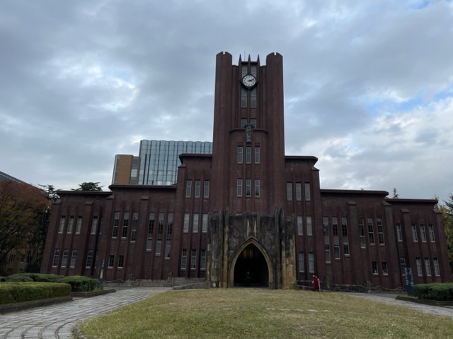 平日一日お休みがあり、日帰りで京都の紅葉でも楽しもうと思っていたところ出遅れて断念。ならば都内の紅葉の名所というわけでなぜか東大のキャンパスを巡ることに。<br />東京メトロの一日券を購入した事と東京メトロの全駅スタンプラリーをしている事もあって、ついでに六本木のイリュミネーションも楽しんできました。