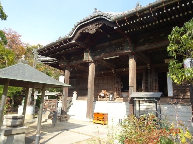 朝イチでやって来たのは86番志度寺。昨日は近くまでやって来たのに足が痛くて寄りませんでした。<br />まぁ金の臭いがプンプンする寺とは真逆の寺に見えました。<br />ここで職業遍路さんを初めて見ました。<br />余り聞かない言葉と思いますが、ようするに遍路みたいな事をやってるけど実態はホームレスらしいです。