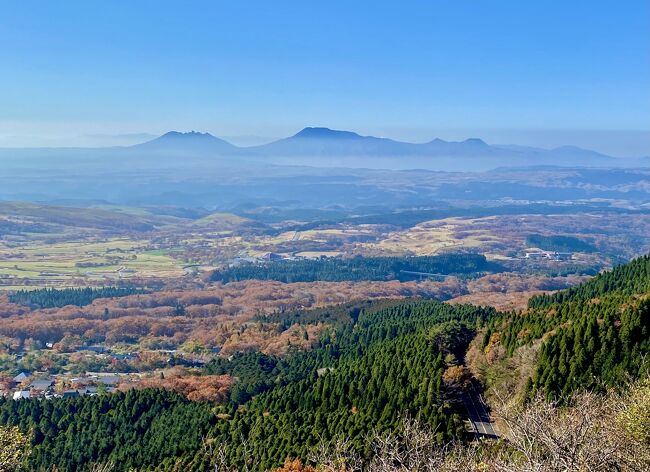 くじゅう連山を後にして阿蘇へ移動。やまなみハイウェイを降っていると「松茸」の看板が目に入り、耶馬溪で朝取れという松茸を仕入れました。最初に立ち寄る予定だった道の駅「波野」は定休日でした。<br /><br />草千里は高校時代の修学旅行で訪れて以来47年ぶり。運動会などをしたことが思い出されました。阿蘇パノラマラインでは牛や馬が道路沿いの牧場にいてスイスのような風景が広がっていました。大観峰には多くの観光客が訪れており、カルデラに広がる街並み、阿蘇五山が涅槃像の寝姿に似ているということもよくわかる眺めでした。<br /><br />最後は菊池渓谷へ。紅葉のピークは過ぎていましたが、渓流沿いの素敵な風景を眺めながら歩くことができました。帰りは高速道路を使って鹿児島に戻り国分駅前でレンタカーを返却。<br /><br />