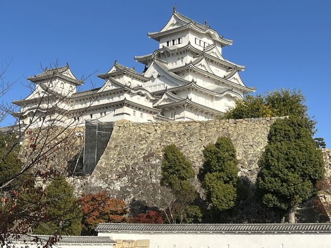 ある旅行会社のツアー参加者募集ＤＭで、かねてから行ってみたかった「姫路城」と「厳島神社」の文字を見つけました。<br />二泊三日でたくさんの観光地を訪ねられ、10月11日から始まる【全国旅行支援】も対象となりそうだったので早速予約しました。<br />後日旅行会社から、【全国旅行支援】の対象となったとの連絡があり32,000円の返金と、12,000円のクーポンが付くことになりました。<br />
