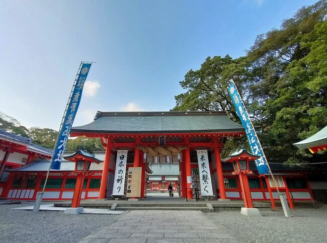 串本への往路復路、<br />初和歌山へ入り早速、那智速玉大社でお参りして、<br />帰路の予報は雨だから、那智の滝も観ておこうと無理したりして、<br />本州最南端から戻った先のお宿は那智勝浦の老舗温泉宿。<br /><br />しっぽり。