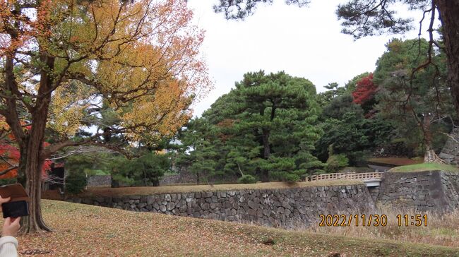 11月30日、午前11時10分過ぎに皇居外苑へ行きました。　目的は紅葉見物で、11/26～12/4迄一般公開されている皇居・乾通りを歩きました。　　訪問客は予想より少なかったですが、丁度良いゆっくりとした紅葉見物が出来てよかったです。天気の方は曇りで紅葉の鮮やかな色は見られませんでしたが雰囲気は良かったです。約50分間の楽しい散策でした。<br />道潅濠より乾門の方へ移動しました。<br /><br /><br /><br /><br />*写真は東御苑の西の入り口である西桔橋門跡<br />