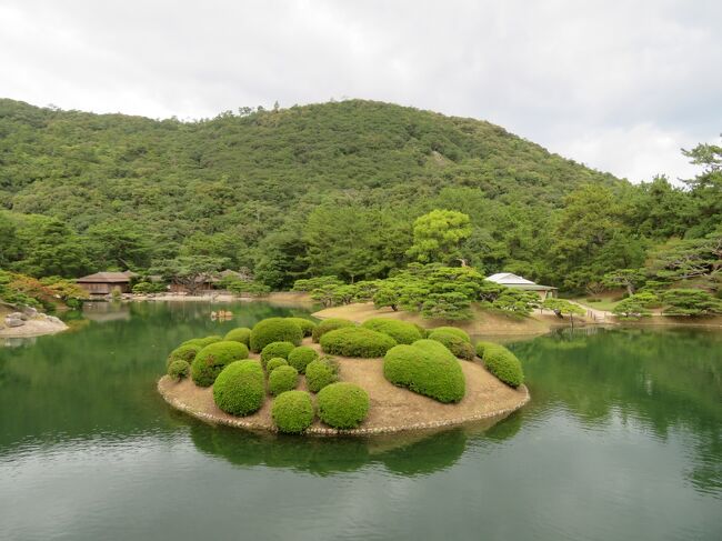 2022年10月11日(火)早朝から栗林公園を散歩してみようという事で!栗林公園ですが、とにかく園内がとても広いです。時短で見学するには、見たいところを先にチェックしてから足を運ばれた方が良いです。私達は1時間半散策すると決め、栗林公園を楽しませて頂きました。<br /><br />10月06日(木)美馬市うだつの街並み <br />10月06日(木)大歩危・小歩危<br />10月06日(木)祖谷のかずら橋→ビワの滝 <br />10月06日(木)落合集落 <br />10月06日(木)祖谷渓 ひの字渓谷 <br />10月06日(木)祖谷渓の小便小僧像 <br />10月06日(木)高知宿泊 リッチモンドホテル高知<br /><br />10月07日(金)高知のアーケードを散策<br />10月07日(金)龍河洞<br />10月07日(金)室戸岬<br />10月07日(金)吉良川町<br />10月07日(金)高知市でディナー<br /><br />10月08日(土)足摺岬<br />10月08日(土)竜串<br />10月08日(土)赤鉄橋<br />10月08日(土)佐田の沈下橋<br />10月08日(土)桂浜<br />10月08日(土)海ぼうず<br />10月08日(土)ひろめ市場<br /><br />10月09日(日)日曜市見学 <br />10月09日(日)はりまや橋<br />10月09日(日)高知城<br />10月09日(日)高知駅<br />10月09日(日)別子銅山記念館<br />10月09日(日)鹿森ダム<br />10月09日(日)コンフォートホテル高松到着<br /><br />10月10日(月)鳴門市ドイツ館 <br />10月10日(月)鳴門海峡 <br />10月10日(月)淡路島から高松へ<br /><br />●10月11日(火)栗林公園<br />10月11日(火)高松港 <br />10月11日(火)金毘羅<br />10月11日(火)丸亀城<br />10月11日(火)父母ヶ浜<br /><br />10月12日(水)屋島周辺<br />10月12日(水)四国村