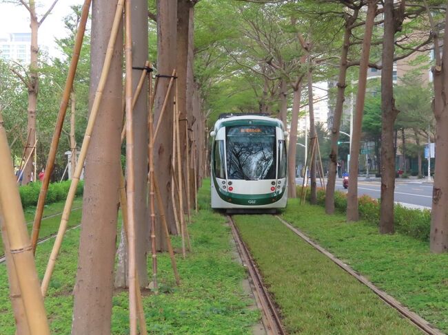 【トトロのトンネル:高雄軽軌龍猫隧道 高雄 2022/11/23】<br /><br />今日も高雄軽軌龍猫隧道を見に行きます。高雄軽軌龍猫隧道は、C20A:内惟芸術中心駅とC21:美術館駅の間にありますので、この2駅では。自転車を降りて徒歩で十分に見て回りました。<br />2駅から見る高雄軽軌龍猫隧道、高雄LRTが通る高雄軽軌龍猫隧道、いいですね、写真をたくさん撮りました。後日、高雄LRTに乗り、動画も撮影しました。<br />私は、アニメ映画がよく判りませんが、アニメ映画「となりのトトロ」に登場した木のトンネルに似ているのでしょうか。<br /><br />動画:https://youtu.be/5mlq4nJZ0FE