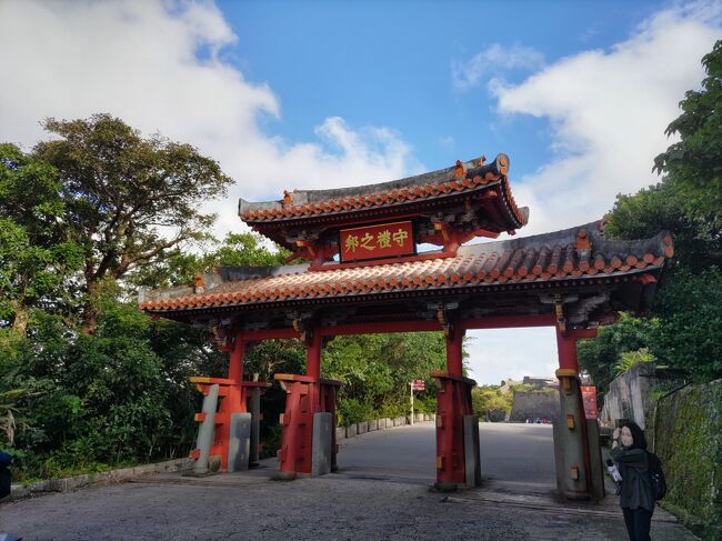 沖縄県の象徴的な首里城。偶然にも火災2週間後に観光で訪れてから3年。毎年この時期に足を運び少しずつ再建ヘ向けて歩んでいる感じ本殿を始め全容はわかりませんが2028年に再建されて首里城を見たいと思います。後登城印も第二段として販売。御登城印帳も同じく販売されていて多少ですが復興支援として購入致しました。観光客も未だ多くなく丁度修学旅行シーズンなのかたくさんの学生が多かったです。<br />