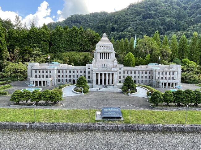 ※本旅行記は、前半と後半に分割します。後半旅行記は、作成次第アップしますので、暫くお待ちください<br /><br />後半：【https://4travel.jp/travelogue/11795897】<br /><br />今回は、車で鬼怒川温泉と山形に行った。車で山形に行ったのは３度目だが、鬼怒川温泉に行ったのは今回が初めてである。鬼怒川温泉を経由する理由は、直接山形へ行くのは体力的に厳しいため1泊はさんで山形に行った方が良いと考え、このようにした。（本当は那須あたりを経由する予定だったが、ホテルが空いていなかった為鬼怒川温泉にした。）<br /><br />今回宿泊した宿はハーベストクラブ鬼怒川である。比較的年季が入っている宿で、鬼怒川沿いにある。徒歩圏内にワールドスクウェアがあり比較的良い場所にあるといえる。また、ワールドスクウェア駅からも徒歩圏内にある。さらに、ホテルの横に新たにViala鬼怒川渓翠が竣工し、今年（２０２２年）１２月９日に開業する。<br /><br />しかし、鬼怒川温泉駅からは離れているため、温泉街から離れた場所にある。<br /><br />部屋は和洋室で、比較的広かった。大浴場は大風呂や露天風呂は勿論、ジャグジーや寝湯もあり、非常に充実していた。<br /><br />食事はバイキング。内容も充実しており、鯉の刺身もあった。鯉の刺身は美味しかったので、沢山食べてしまった。<br /><br />着いたのは夕方だったので、ホテルに着いた後はホテル内で過ごした。<br /><br />２日目は東武ワールドスクウェアに行った。展示物のクオリティが高く精巧にできており、見入ってしまった。個人的には中々面白かったと思っている。<br /><br />東京駅を出入りする列車の模型では、中に多くの人が乗っており、満員電車が精巧に再現され、高速道路では車が（ゆっくりではあるが）走っており、<br />スカイツリーと今はもう無きワールドトレードセンターが一緒に見えたりするなど、面白かった。高層建築についてはかなり高く、見ごたえがあった。<br /><br />また園内で小学生が暑いなかお客さんに対し一生懸命展示されている施設に関するプレゼンを行っており、頑張っていた。<br /><br />展示物のクオリティについては言うことなしなので、鬼怒川温泉にきたのであればぜひ行っていただきたいと思う。<br /><br />ワールドスクウェアに行った後は、直接山形へと向かった。　　　続<br /><br />