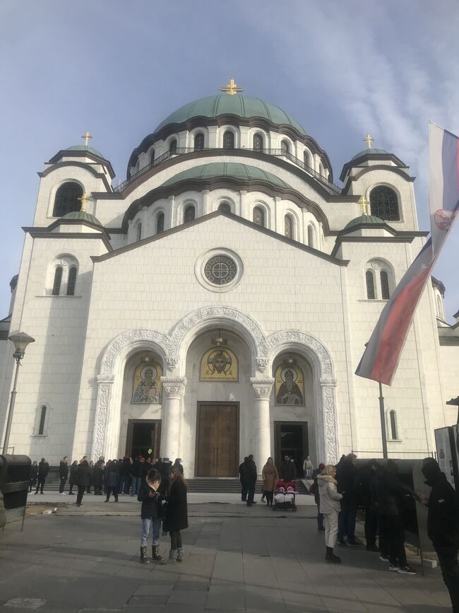共和国広場から徒歩で聖サヴァ教会や聖マルコ聖堂を巡り、バスで花の館（ユーゴスラビア博物館）へ。その後NATO空爆ビルへ。