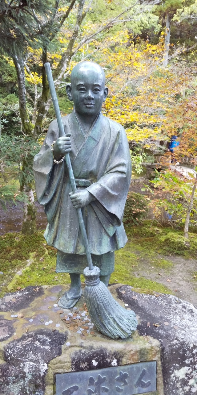 　一休さんが晩年を過ごしたことで通称「一休寺」と言われている酬恩庵一休寺へ行ってきた。JR京田辺駅下車、丁度昼頃らだったので駅近くの「いちおし」で焼き肉を食べ、そこから徒歩で一休寺までの途中にある棚倉孫神社に参拝、そして一休とんちロードという表示がある電柱を見ながら一休寺へ入った。<br />　紅葉はほとんど境内の庭に散っていてそれなりに散り紅葉も華麗に感じ、また少し残っている紅葉を愛でながら境内を散策した。