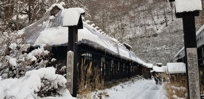 金曜日に有給を取って、会社の友人と鶴の湯温泉の「本陣一番」に泊まってきました。<br /><br />鶴の湯温泉に泊まったのは今回で４回目ですが、それまで２号館、離れ本陣、離れ本陣と泊まってきて次は絶対に「本陣」、それも「本陣一番」に泊まりたいと思っていました。ということで、2020年の8月1日の午前７時に予約の電話をし、運良く2021年２月の「本陣一番」をゲットできました。ところが、直前に発生した地震の影響で新幹線が不通となってしまい、やむ無くキャンセル。その後、何度か予約をトライしたものの、なかなか電話が繋がらずに、結局咋シーズンはダメ。そんな中、またダメ元で6月1日の7時00分に電話したら、運良く繋がって、何とか本陣を予約できました。ということで、半年前からこの日をとても楽しみにしていました。<br /><br />で、どうだったかというと、まずこの日の直前まで雪がありませんでしたが、直前に雪が降ってくれてラッキーでした。やはり鶴の湯温泉と雪はセットですので、雪があると雰囲気も盛り上がります。それと、楽しみにしていた「本陣一番」ですが、まあ予想していた通りでしたが、泊まれてとても満足しています。ずっと泊まりたいと思っていたところに泊まれたということが大きいと思います。<br /><br />鶴の湯温泉に関しては、特に思い残すところはありませんが、友人も気に入ったようですので、次は東本陣／新本陣または鶴の湯別館に泊まってみたいと思いました。