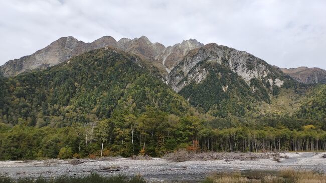 いつか涸沢の紅葉を見たいと思ってて、でも延び延びになってましたが宿が無事予約できて天気も良くて、夢が叶いました！！<br />帰ってきたら燃え尽き症候群？夢ロス？な感じになりましたが１ケ月経たずに山に行ってました(^_-)-☆<br />３日目は　徳沢ロッジをチェックアウトして穂高神社奥宮をお参りし明神池、岳沢湿原を見てバスセンターから新島々で途中下車、フルーツなどを購入して新宿バスタから帰宅。