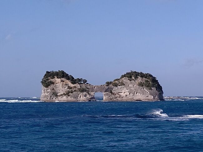 日本三古湯の一つ、南紀白浜温泉!<br />ずいぶんと昔に、初の長距離一人ドライブで南紀一周、三段壁や円月島の観光のみで宿泊はできない高級温泉地だったけれど、出世しました(笑)<br /><br />上野動物園にはたまに行くものの、長蛇の列だったり、予約だったりとご縁がなかったままのパンダさん…と気づき、今回はアドベンチャーワールドで、じっくりと観察!<br />でも、生パンダは見たことはありますよ、中国は北京で(笑)<br /><br />残念ながら今回は全国旅行支援にはならなかったけれど、8月から予約して楽しみにした矢先、11月に鳥インフルエンザ発生・休園した時は、「えっ!どうなる?」とヤキモキ。<br />いつから開園するのか、ネットを注視していましたが、予定敢行で胸をなでおろし!<br /><br />1日め 12,853歩+自転車<br /><br />強風で危うく白浜空港に着陸できない?と嚇かされましたが、無事着陸!<br />でも、グラスボートは欠航。<br />また、海岸線も波高し。<br />自転車も煽られました!<br /><br />羽田空港→(ANA)→南紀白浜空港→(タクシー)→マリオットホテル→(レンタサイクル)→円月島→白浜化石漣痕→京都大学白浜水族館→ランチ美砂家→南方熊楠記念館→番所鼻灯台→マリオットホテル<br /><br />
