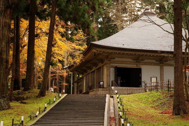 11月下旬、お得な切符を利用し、陸奥一宮である鹽竈神社を訪れることにした。塩釜を訪れるのは初めてである。巡り方を考えているうちに、古の奥州の都とも言える平泉にも、久しぶりに足を向けることを思い付いた。そこで、初日に平泉の史跡を巡り、翌日に塩釜を歩くことにする。そして、最終日に仙台市内を訪ねる旅程とした。偶然だが、旅から戻った後に手に取った司馬遼太郎氏の『街道をゆく』の中で、今回訪ねた多くの場所に氏も立ち寄っていたことを知り、とても喜びを感じた晩秋の旅の記録である。<br /><br />（2022.12.16投稿）