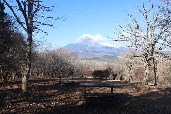 十里木高原駐車場 - 展望台 - 越前岳山頂 - 黒岳山頂 - 山神神社 - 十里木高原駐車場ルート<br /><br />越前岳山頂から尾根を歩き黒岳山頂へ!<br />黒岳山頂からの富士山の景色は素晴らしいのに、何故か人気がなくハイカーが居ません。お勧めだよ!