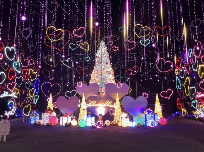 キラキラしたイルミネーションが見たくて、神奈川県相模原市の『さがみ湖イルミオン』と山梨県笛吹市の『桔梗屋』さんで『信玄餅詰め放題』などを楽しんできました。<br /><br />[ツアー行程]<br />＊守谷サービスエリアで休憩(茨城県守谷市)<br />＊石川パーキングエリアで休憩(東京都八王子市)<br />＊『桔梗屋』でイタリアンのランチ／信玄餅詰め放題／山梨旅割クーポンで信玄餅など、お菓子3000円分無料購入(山梨県笛吹市)<br />＊『さがみ湖イルミオン』鑑賞(神奈川県相模原市)<br />＊菖蒲パーキングエリアで休憩(埼玉県久喜市)<br /><br /><br />『さがみ湖イルミオン』は今回が初めての訪問ですが、予想以上にキレイで見応えがあり本当に良かったと思います。<br /><br />当日は天候にも恵まれ、この時期にしてはとても暖かく、夜のイルミネーションも快適に楽しめて大満足の一日になりました。<br /><br />