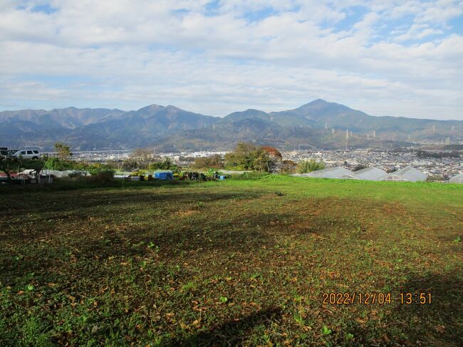 　全国旅行支援をありがたく利用して旅行しています。今週は「丹沢大山フリーパス」を使って、安・近・短で、あまり知られていない近場のハイキングに行きました。日帰りの楽なハイキングコースです。リーズナブルに楽しもうと出かけました。小田急線「秦野」が下車駅です。「秦野駅構内・観光協会」で案内図を戴くと良いと思います。徒歩で最初に向かうのは、秦野盆地・有名な名水「弘法の清水」湧水です。そして「藤沢丘陵」に向かいます。昔は住宅が全くなかったのですが、今は丘陵にたどり着くまでの全部が「住宅」になりました。ハイキングコースはフラットで「丹沢山塊」を常に右に観て歩きます。<br />途中に「震生湖」の標識が出ています。「震生湖」は、関東大震災の時にできた日本では一番新しい自然湖です。湖畔は休息・昼食にとても良いロケーションです。湖畔の「秦野福寿弁財天」の参拝も良いでしょう。帰途はズーット下りで、住宅街を小田急「渋沢駅」に向かいます。「丹沢大山フリークーポン」で帰ります。<br /> 追記 宿泊は「全国旅行支援」を利用して、小田急線「本厚木駅」下車「東横イン本厚木南口」です。宿泊料6900円（40%）が補助されるので、自己負担は4140円です。3000円がクーポンでもらえるので、実質は1140円です。クーポン3000円は、夕食・昼食に使いました。東横インは朝食がサービスで、小田急のフリーパスは二日間有効です。