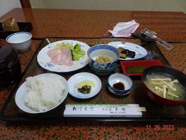 日本館での朝食もこれで４回目ですが、さすがに今日でおしまいです。<br />今朝のおかずは特に京都らしいものはありませんでした。宿の方でもう種切れなんでしょうか。メインが切っただけのハムにマヨネーズって、家にいたってこんなおかず出ないよ。