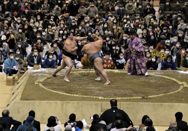 大相撲総社場所東たまり席で観戦するも写真撮影には不向きなため2階席正面で立ち見しながら撮影する