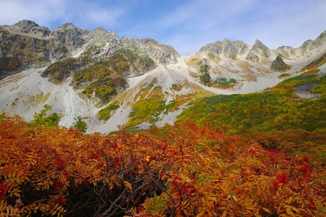 10月に北アルプスの穂高岳山荘に宿泊して涸沢岳からのご来光と涸沢の紅葉を見に行ってきました。<br /><br />穂高岳の白い岩壁と真っ赤に彩られた紅葉、華やかな景色でとても綺麗でした。久しぶりに見た、山から見る雲海と日の出も美しかったです。<br /><br />▼ブログ<br />https://bluesky.rash.jp/blog/hiking/karasawadake.html