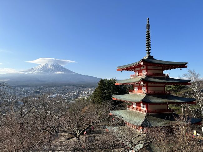 １２月初め、２泊３日で富士忍野に滞在し、周辺を歩いて回りました。<br /><br />「五重塔と富士山」の景色で有名な新倉山浅間公園、北口本郡富士浅間神社など、富士吉田周辺の寺社や観光スポットを回りました。