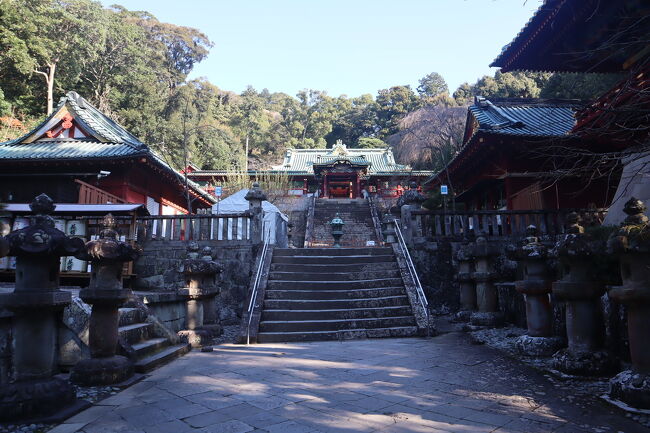 表参道である1159段の石段を登って、徳川家康公をお祀りする最初の神社である久能山東照宮へ。<br />