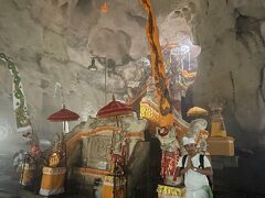 ペニダ島の洞窟の中の寺院
