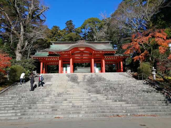 佐原を出発点に、茨城県の「鹿島神宮」と「息栖神社」、千葉県の「香取神宮」の三社を巡りました。<br />「関東のお伊勢参り」と言われていたとは、直前まで知らず、バスツアーの案内を見て知って行ってみることにしました。<br />三社を結んだ直角三角形のエリアは強力なパワースポットらしく、スタンプラリーのように三社一体のお守りを集める楽しみもありました。<br />ホテル朝食の後、車で三社参りを終え、酒々井アウトレットで少しお買い物して帰りました。<br /><br />酒々井駅で久しぶりの自動改札通過後、切符が無い・・・と大捜索。<br />駅員さんに相談したところ、切符取り忘れかも～と機械を開けて無事切符を回収してもらえたのでした。たまたま列車まで時間があったので気付けました。<br />最後に電車内に荷物を忘れないよう、気を引き締めて帰宅しました。<br />