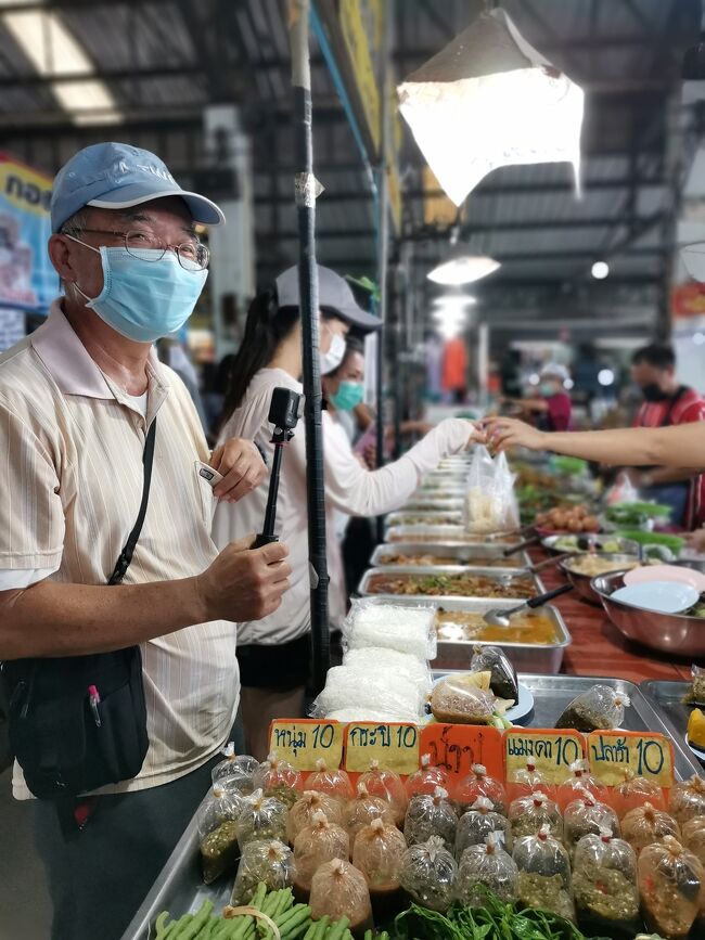 今回のチェンライ行きの一番の目的がチェンライ在住のユーチューバーであるマツさんに会いに行くことでした。<br /><br />コロナで海外に行けなくなって暇をもて余しユーチューブにハマって、タイ関連のチャンネルを見まくってたときにマツさんのチャンネルに出会いました。<br /><br />マツさんが紹介するローカル市場の話が楽しくていつも楽しみに見ていました。<br /><br />するとタイが緩やかに開国され始めるに連れてどんどん視聴者の方々がマツさんに会いに行き始め、私も是非マツさんに会いに行きたいと思って今回夢が実現しました!<br /><br />マツさんはすでに私達姉妹が訪ねたときの動画を上げて下さってるので興味のある方は是非ご覧くださいね。（すっぴん＆デブでお恥ずかしいですが実写版マサラ＆モエをご覧いただけます笑）<br /><br /><br /><br />【驚き】タイ チェンライ市場に来てくれた28人目29人目は可愛い姉妹だった<br />https://youtu.be/-_oeqKolxmI<br /><br />※写真掲載許可済<br />