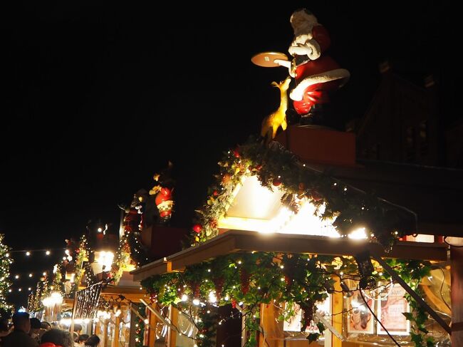 彡☆　I wish you a merry Christmas　☆彡<br />久しぶりの横浜お泊りはニューオータニイン横浜プレミアム。<br />みなとみらいの素敵な景色をカジュアルな料金で楽しめちゃう。<br />景色の美しいレストランや大人のお子様ランチ、ハワイアン、そしてスイーツも楽しんじゃいました。<br />横浜エアキャビンからのナイトビューやクリスマスマーケット in 赤レンガ倉庫も素敵なの。<br /><br />（後編）<br />桜木町駅前からYOKOHAMA AIR CABINに乗ってナイトビュー。<br />横浜ワールドポーターズの「FANTASTIC CHRISTMAS イルミネーション」でプロローグ。<br />サークルウォークを降りた先の新港中央広場で街と光のアートイルミネーション「ヨルノヨ」。<br />そしてクリスマスマーケットin横浜赤レンガ倉庫。<br />まさに幻夜♪<br />シルスマリアでスイーツを買って、ニューオータニイン横浜プレミアムに戻ってお部屋からみなとみらいの夜景。<br />翌日チェックアウトして、コレットマーレにあるアロハテーブルでハワイアンプレート。<br />CIAL桜木町にある崎陽軒でシウマイ弁当を買って帰ります。<br /><br />旅行日：2022年11月28日～11月29日<br />投稿日：2022年12月15日
