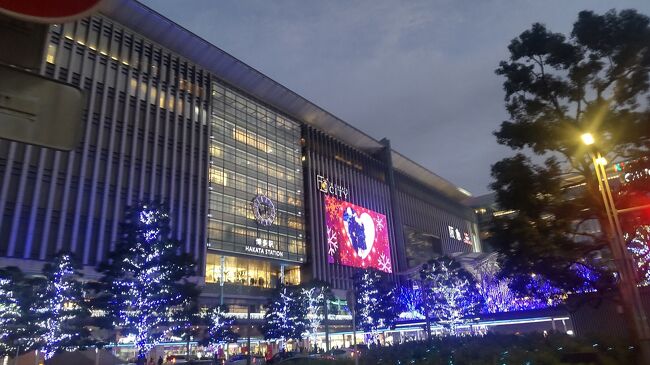 今回は博多から松山の旅。<br />まずは大門でランチ。<br />入ろうと思った寿司屋が入れず、少し探すと「魚の旨い店 やまかわ」を発見。<br /><br />美味しそうな店構え。<br />ネットでも評価が高いので入ってみる。<br /><br />日替わりの焼魚定食。<br />この日は鯵の開き。<br />ビールを飲みながら待つ。<br /><br />焼魚には刺身小鉢か肉じゃがが付く。<br />刺身を選択。<br />豪華なランチ。<br /><br />鯵は濃すぎず中々美味しいし刺身もいい。<br />これは夜来てゆっくり一杯やりたいな。<br /><br />モノレールで羽田空港に向かう。<br />ＡＮＡのラウンジで出発前のひと時。<br /><br />約2時間のフライトで福岡空港に到着。<br />地下鉄で博多に向かう。<br />博多駅はすっかりクリスマスの装い。<br /><br />駅前の「ＫＩＴＴＥ博多」の地階にある飲食店街でちょい飲みしよう。<br />入ろうとした焼鳥屋が満席なので少しぶらつくとこの店を発見。<br />「さしす」<br /><br />大阪で人気の寿司居酒屋。<br />オープンスペースで気軽に飲める。<br />刺身三点盛りを食べながら瓶ビール。<br /><br />そしてハイボール。<br />リーズナブルに飲んで店を出る。<br /><br />夕暮れの博多駅。<br />クリスマスの雰囲気を漂わせる。<br />数年前にはクリスマスデートできたな～<br />なんて思いながら駅前をぶらついてから、宿泊先「アポホテル博多駅前三丁目」<br /><br />祇園駅からも近いお馴染みのアパホテルシリーズにチェックイン。<br />荷物を置いて少し休む。<br />さあ飲みに出ようか。