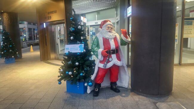 福岡旅行2日目。<br />朝起きて博多駅まで朝食を食べに出る。<br />駅地下の一番街にある「大福うどん」<br /><br />朝食セットもあるが、やっぱりうどんにしよう。<br />名物の丸天とごぼう天が両方入ったうどんを注文。<br /><br />福岡うどんは優しい味でうどんは柔らかい。<br />美味しくうどん朝食を楽しむ。<br /><br />博多の街を少しぶらつきながらホテルに戻る。<br />少し休んでチェックアウト。<br />久しぶりに舞鶴公園に行ってみる。<br /><br />福岡城跡にある公園。<br />城壁は残っている。<br />広い園内をゆっくり散歩する。<br /><br />かつては平和台球場があった場所。<br />西鉄ライオンズの本拠地。<br />一度観戦して見たかったな。<br /><br />天神までゆっくり福岡の街を散歩する。<br />福岡はやっぱり明るくいい街だ。<br /><br />天神駅の地下にあるレストラン街でランチにしよう。<br />「肉そば屋 喰海」<br />何種類かあるが、鶏そばをセレクト。<br /><br />瓶ビールを飲みながらゆっくりそばを待つ。<br />そして鶏そば登場。<br />温かいピリ辛の汁に冷たいそば。<br /><br />食感も良く美味しい。<br />ゆっくりランチ＆昼飲みを楽しむ。<br /><br />地下鉄で福岡空港に向かう。<br />フライトまで少し時間があるので、レストラン街にある「竹乃家」でちょい飲みしよう。<br /><br />生ビールを飲みながら、ハツとなんこつを食べる。<br />空港でのちょい飲み楽しい。<br /><br />福岡の2日間での街歩き、飲み歩き。<br />美味しい福岡グルメと街を堪能できた。