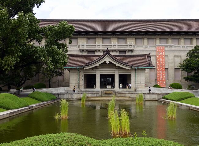 　東京国立博物館は明治５年、東京湯島聖堂で開催された博覧会を始まりとします。<br />令和４年で丁度１５０年です。<br />　それを記念して特別展、”国宝”東京国立博物館のすべて”　が10月18日から12月11日まで開催され、博物館が所有する89件の国宝全てが展示されました、初めての事です。<br />しかし89件全てが一堂に会する事は有りません、国宝は国の宝、末代迄維持管理する必要があります、その為展示期間に制約があり、期間中に入替が必要になります、従い全作品を見る為には少なくとも4回通はなければなりません。<br />4回通うと東博国宝博士認定書が授与されます。<br />私愛吉は4回通い東博国宝博士に認定されました。<br />又本館では、”未来の国宝展”を合わせ開催しているので、それも見学します。<br />　今回これを記念して重文である東博本館とその庭園をブログに纏めてみました、ご覧になって下さい。<br />　写真は最終訪問である12月6日を中心に、一部その他の訪問分も使用しています。<br /><br />　　　　表紙は東博本館。<br />