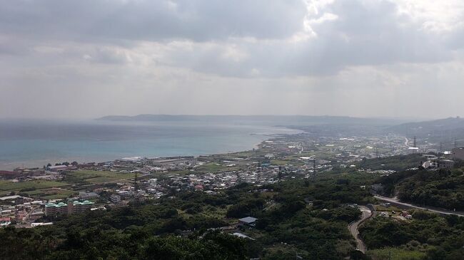 昨年に引き続き、クリスマスの時期の沖縄1泊2日旅。昨年は主に沖縄南部へ行きましたが、今回は那覇市滞在を中心に、本部半島にある備瀬フクギ並木、中城村の中城城跡なんかを歩きました。写真多すぎですが、1回読みきりです。<br /><br />※昨年のクリスマスの時期に行った沖縄本島の旅行記「オキナワンクリスマス2021」はこちら↓<br />https://4travel.jp/travelogue/11730145